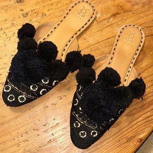 FIGUE sz 10 IRIS Black patterned pom-pom mules, preowned BoHo Anthropologie